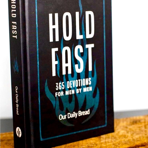 Hold Fast: 365 Devotions for Men by Men - Our Daily Bread 2023 VG Condition - Picture 3 of 3